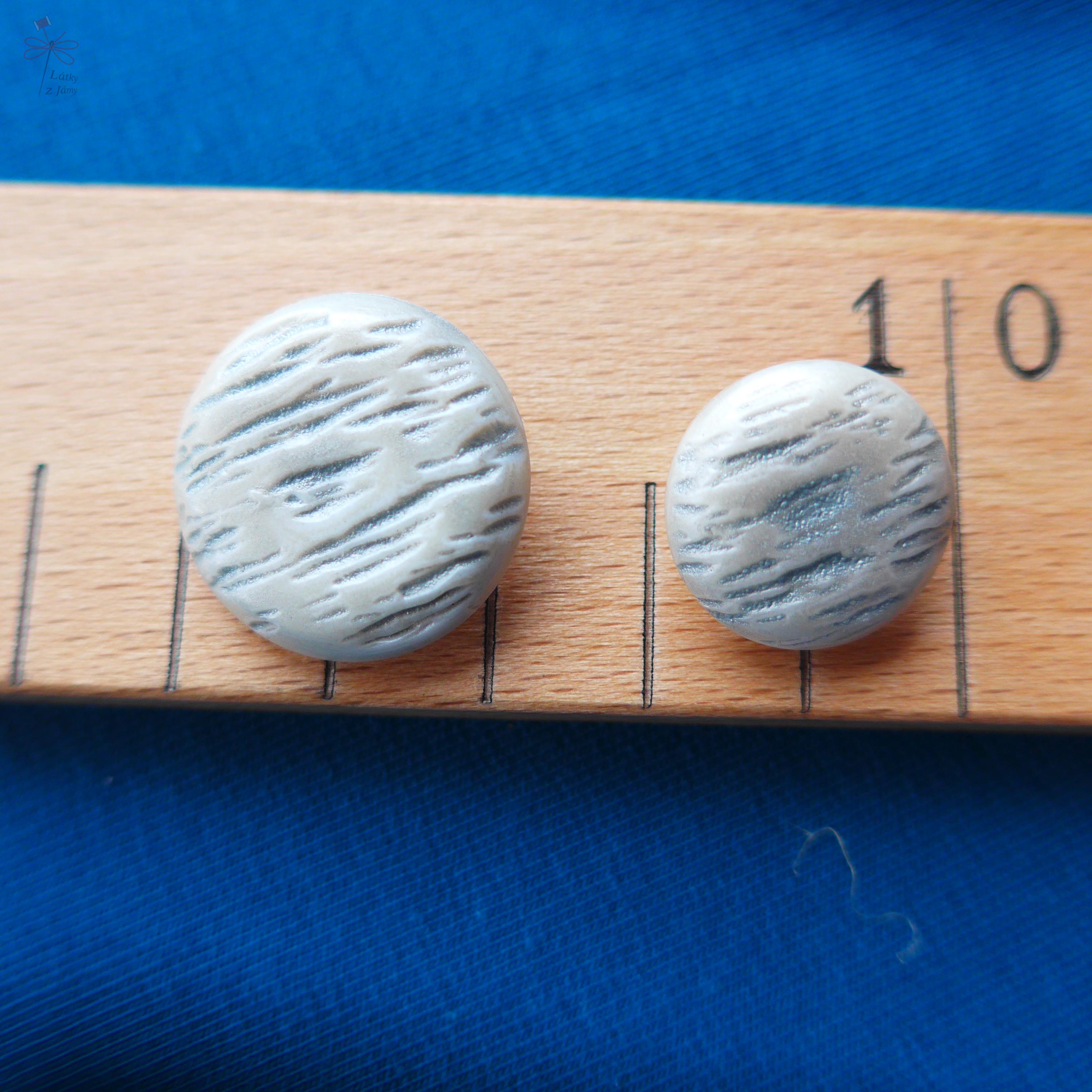 Knoflík světlý se žíháním 