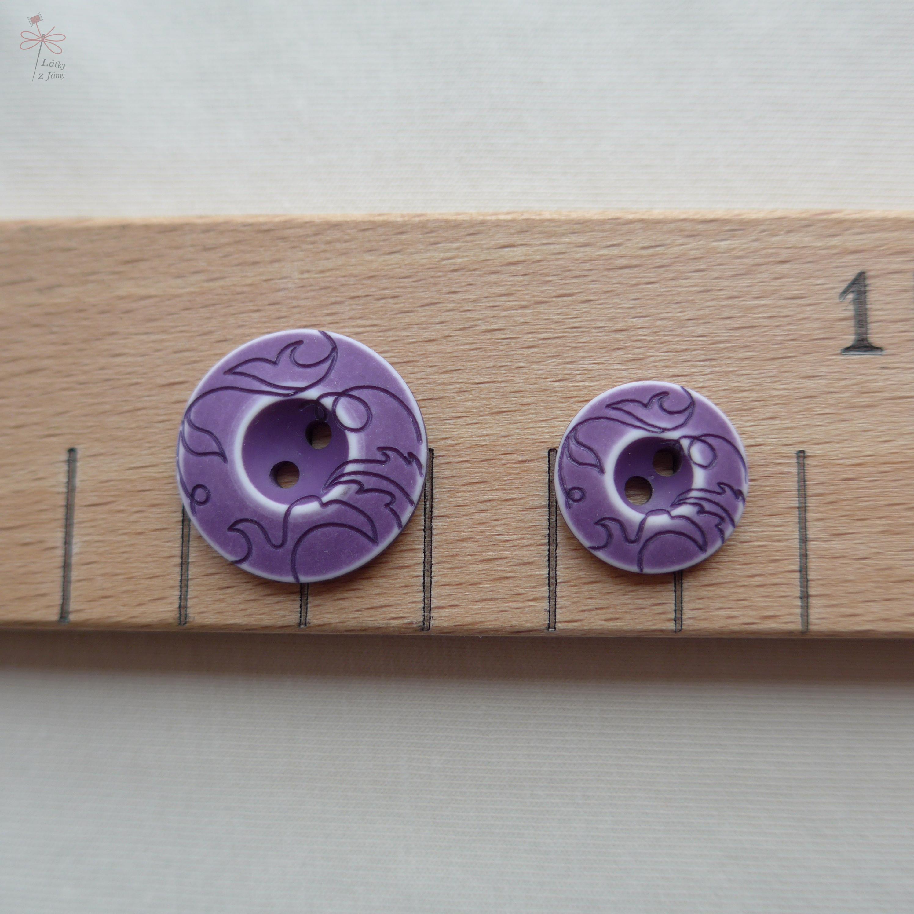 Knoflík fialový s gravírovaným vzorem