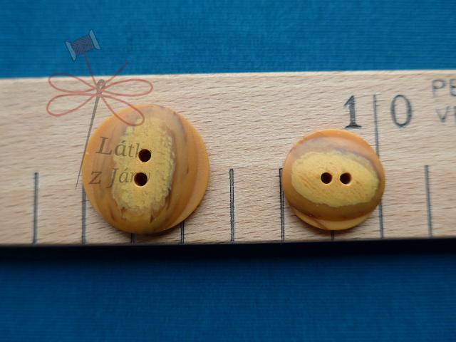 Knoflík hnědý žíhaný