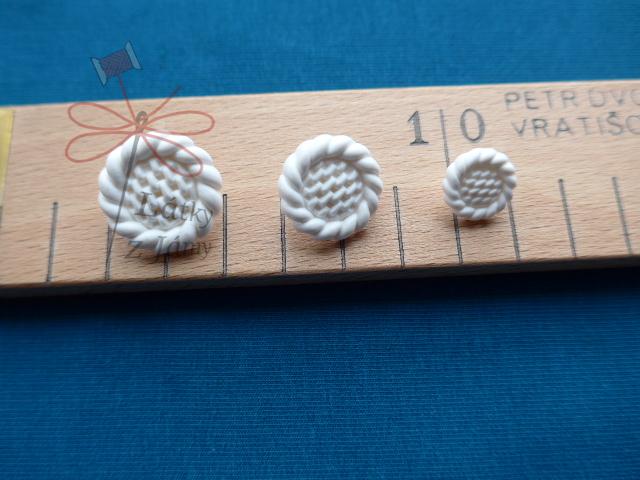 Knoflík bílý- květina