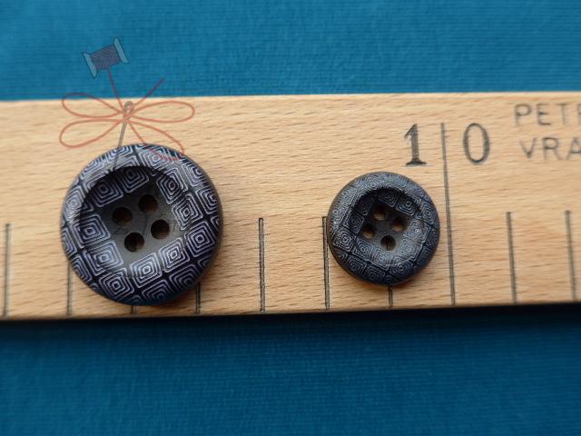 Knoflík černý s kostkami