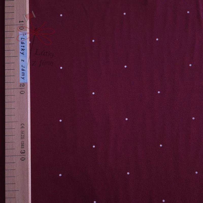 Puntíky na bordové