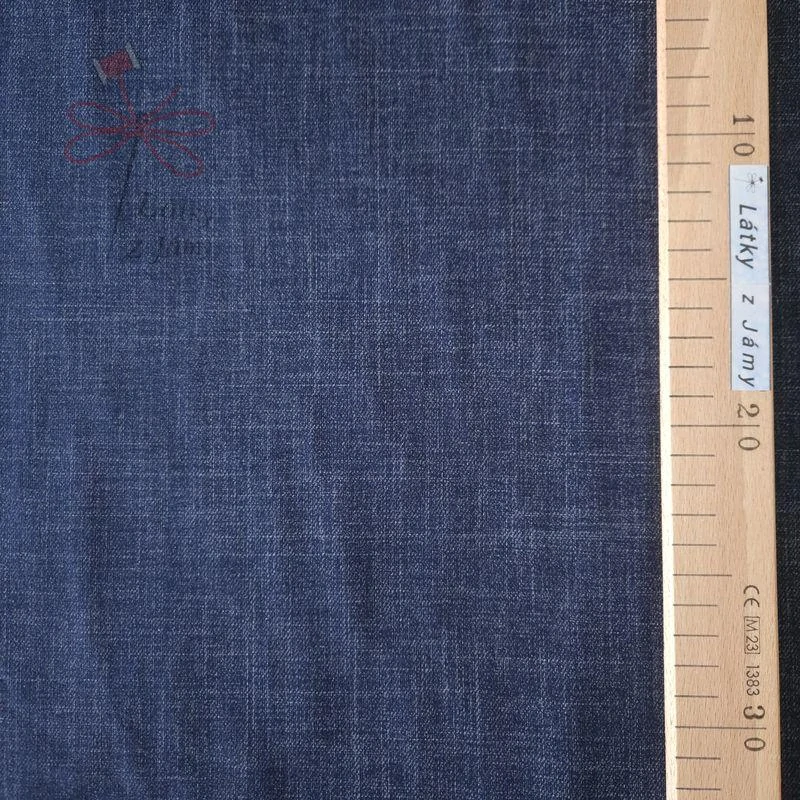Efekt jeans na temné modré