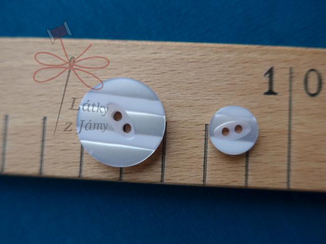 Knoflík bílý s perleťovými proužky