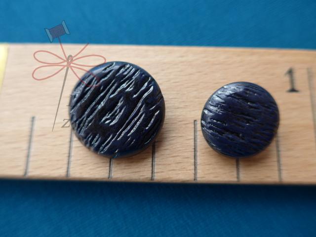 Knoflík tmavě modrý se vzorem dřeva