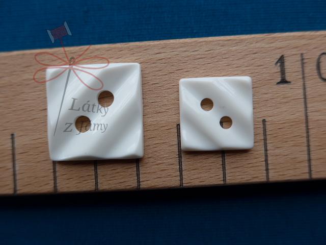 Knoflík bílý čtverec