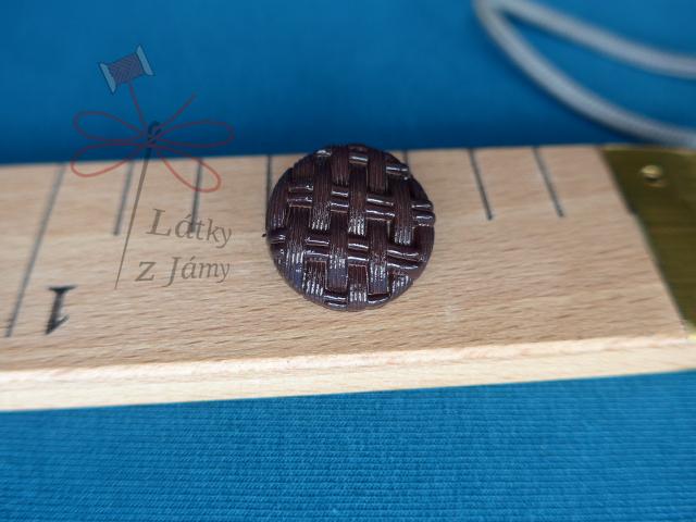 Knoflík tmavě hnědý s pleteným vzorem - 21 mm