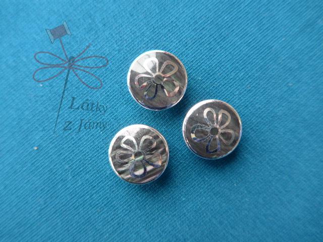 Knoflík se stříbrnou květinou- 17 mm
