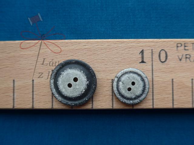 Knoflík černo-šedý