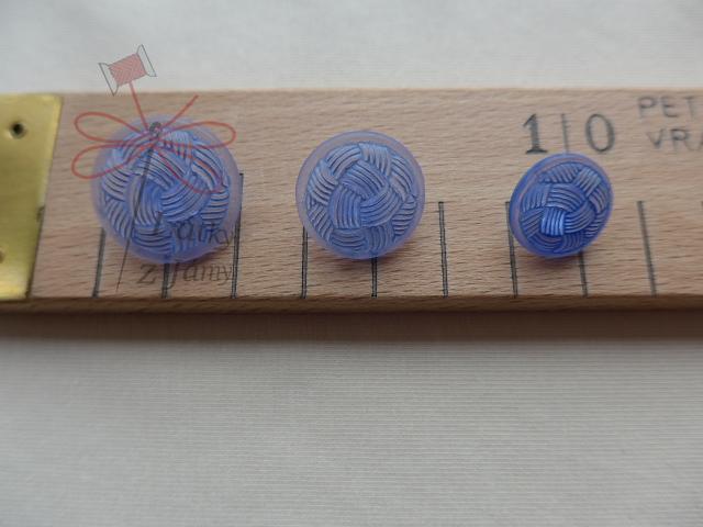 Knoflík modrý s pleteným vzorem