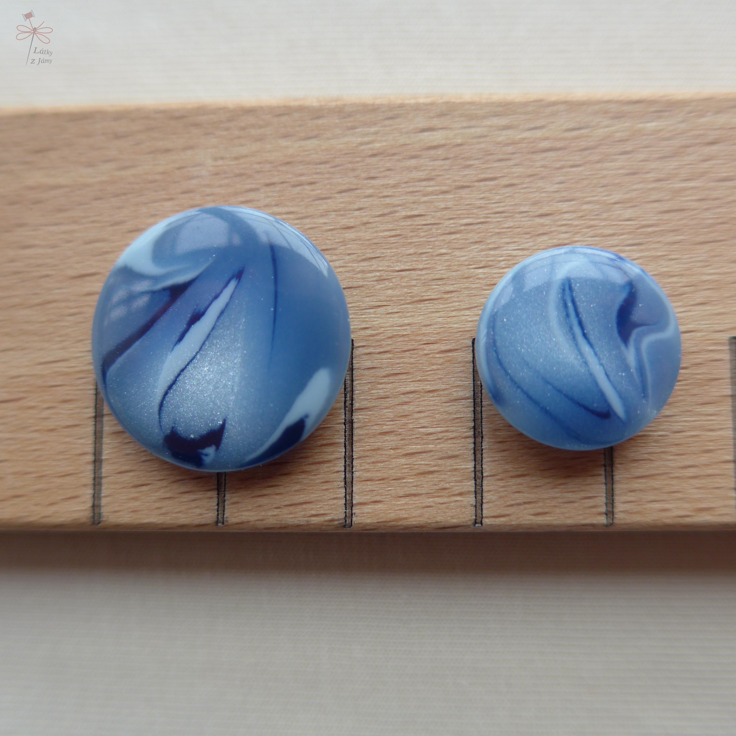 Knoflík modrý vzorovaný