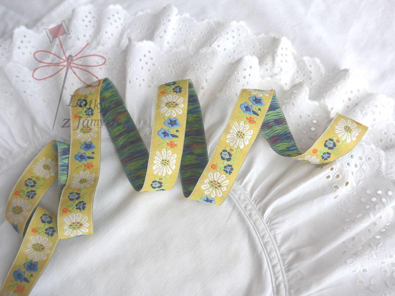 Stuha - Žlutá modré a bílé květy