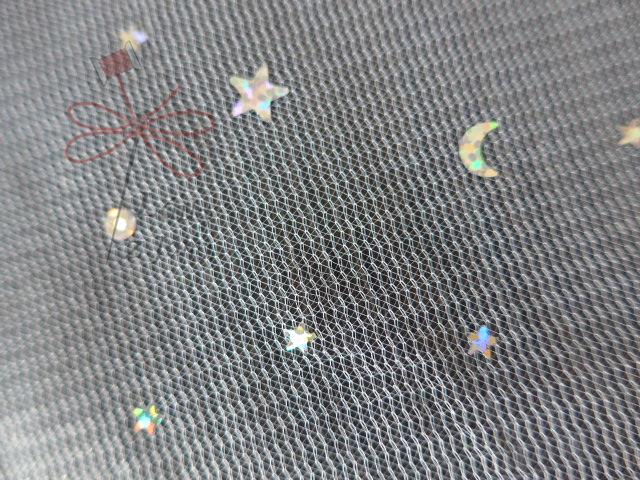 Tyl se stříbrnými hvězdičkami- bílý