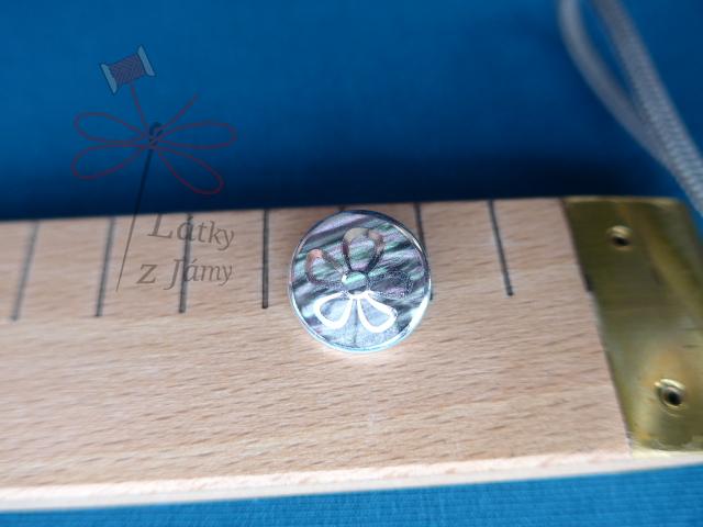 Knoflík se stříbrnou květinou- 17 mm