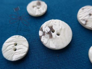 Knoflík bílý se vzorem