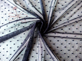 Elastický tyl s puntíky- černý