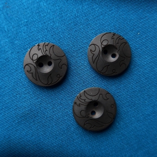 Knoflík černý s gravírovaným vzorem - 20mm