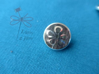 Knoflík se stříbrnou květinou- 17 mm