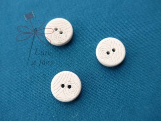Knoflík bílý s ornamenty 15 mm