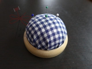 Jehelníček s dřevěnou podložkou průměr 7cm